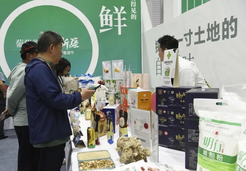 巴州好物集中亮相2025年新疆丝绸之路葡萄酒节