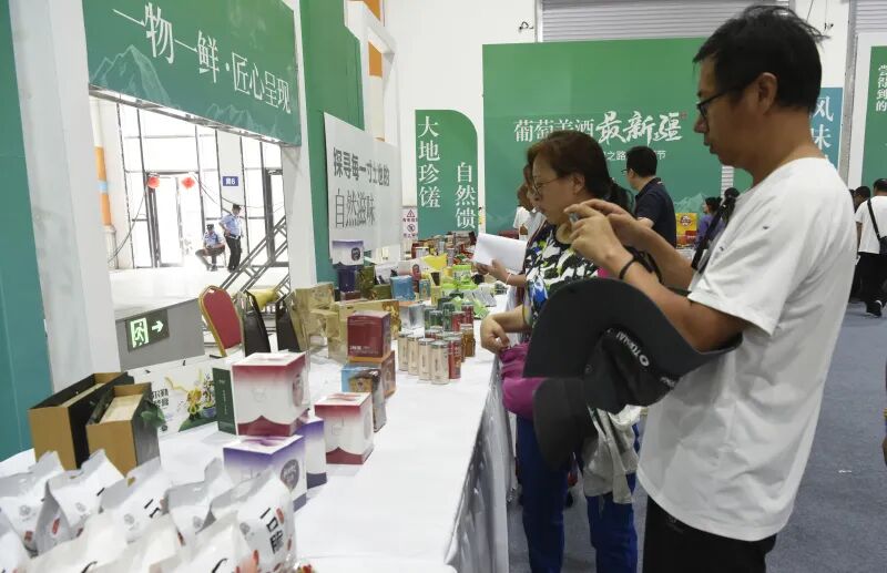 巴州好物集中亮相2025年新疆丝绸之路葡萄酒节