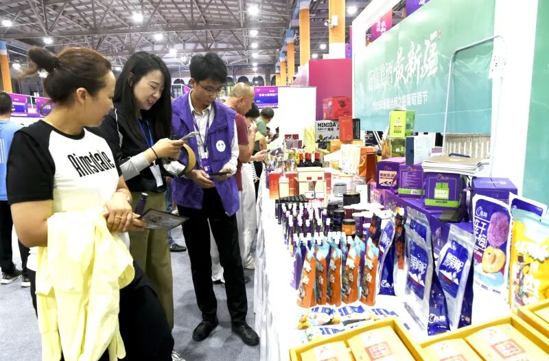 巴州好物集中亮相2025年新疆丝绸之路葡萄酒节