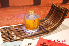 范绍辉自导自演，《琥珀小酒》上映，定价30元剑指“小酒王”